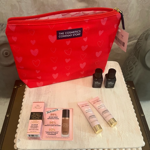 The Cosmetics Company Store Makeup Bag and Samples - Picture 1 of 4